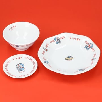 「ドラえもん」“カムカムキャットフードを食べた猫”グッズで町中華気分♪「未来デパート」に新商品登場