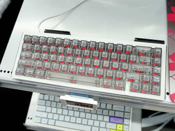 安定動作を謳うMelGeekのゲーミングキーボード「REAL67」、ソフマップで展示中