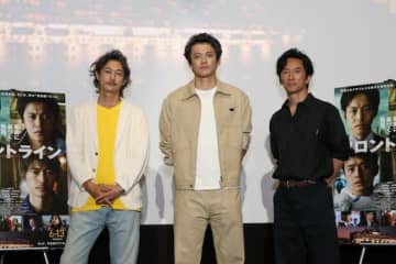 小栗旬&窪塚洋介「この作品で共演できて本当によかった」『フロントライン』大ヒット御礼！大阪舞台挨拶