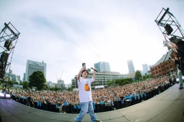 【ライブレポート】Tani Yuuki、地元・神奈川のフリーライブに約5,000人を動員「夢のような時間です」