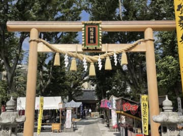 8時間待ちの参拝規制！？"白蛇さま"で有名な蛇窪神社、己巳の日に大行列　金運祈願の聖地が"熱狂"の域へ