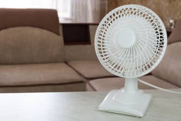 洗濯物を乾かすなら「サーキュレーター」と「扇風機」どちらがお得？ 毎日8時間つけた場合1ヶ月にかかる費用を比較！