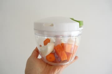 SNSで話題！包丁不要で時短がかなう「ぶんぶんチョッパー」が便利♪