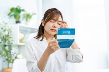 子どもの学費が足りず、亡くなった「母の預金」を使わせてもらいました。残りの遺産はすべて兄に譲って「相続放棄」しても問題ないでしょうか？