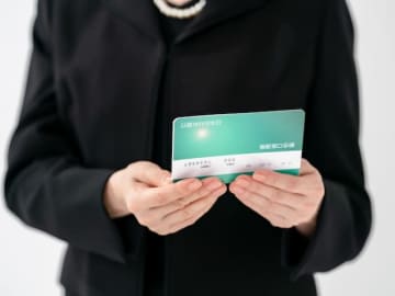夫が死亡した前年のみ、私の年収が850万円超え、遺族厚生年金を受給できないといわれました……