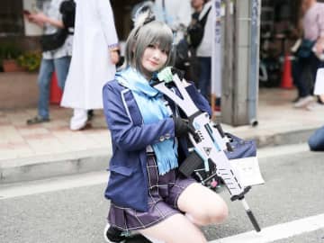 声優にしてコスプレイヤー！『ブルアカ』シロコのフル装備が市街地にベストマッチ!!