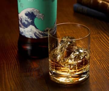 ANA、厚岸シングルモルトウイスキー「HOKUSAI NORTH COLORS」を機内販売