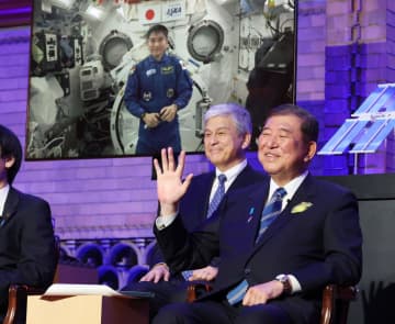 首相、宇宙開発「強力に推進」　大西飛行士と交信