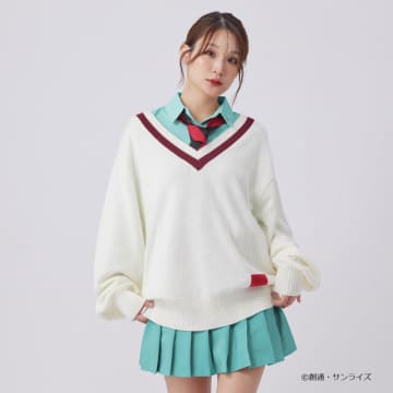 モデルさんの着こなす姿がかなりマチュ！「ガンダム ジークアクス」制服ニットやパイロットスーツアパレルが雰囲気満点