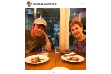 甲本雅裕、顔出しした84歳母と「デート」　SNS驚愕「スターお二人を育てられた偉大なお母様」