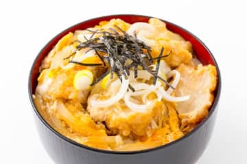 【現役板前が伝授】”禁断の出会い”『唐揚げ親子丼』の作り方を公開！『吉野家の人気メニュー』をプロが本気で再現…まさかの完成度がネットで話題に「ナイスジェネリック」「さすが揚げ物のプロ！」「めっちゃ美味しそう」
