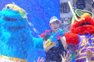 USJ、夏イベント開幕セレモニーに伊藤沙莉が登場。びしょ濡れすぎて「最高！日ごろの疲れも全部忘れた！」