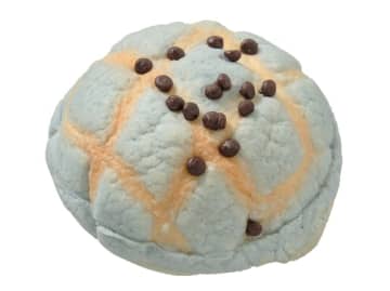 清涼感のある色付けした上生地にチョコチップをのせて、中にチョコミントクリームを絞った! セブン‐イレブンが「チョコミントメロンパン」を発売