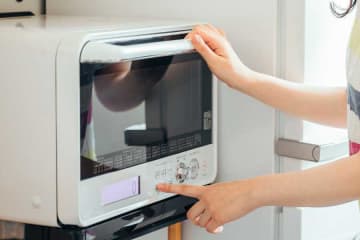 電子レンジ調理の“落とし穴”　食中毒のリスクを回避するポイントとは