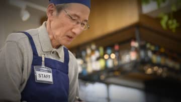 〈退職金2,300万円〉〈年金月18万円〉72歳男性。悠々自適な老後を捨て、牛丼店でアルバイト。理由は「10年前の初孫との約束」