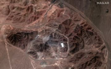 米国の爆撃受けたイランの核施設、新たな衛星画像が示す作業の様子