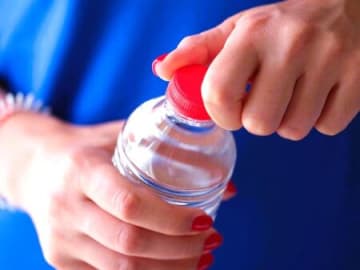 危険です。「最近、ペットボトルのフタが開けにくい」と感じている人に起きていること
