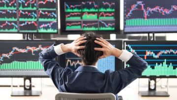 銀行員にすすめられたら要注意、「買ってはいけない」とプロ投資家が警告する＜金融商品＞