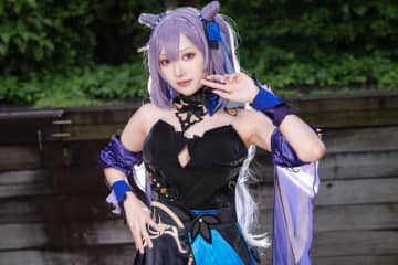 【コスプレ】海灯祭衣装を纏った「刻晴」の艶やか姿に目を奪われる！躍動感溢れるポーズにも華がある美女レイヤー【写真10枚】