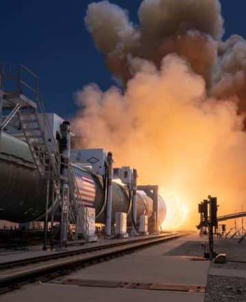 巨大ロケット「SLS」ブースター、試験中にノズルが吹き飛ぶ–アルテミス計画で使用