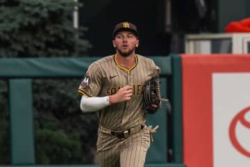 MLBで生まれた超絶美技に騒然「マジかよ?!」　昨季外野に転向した22歳のHRキャッチが「狂った守備」