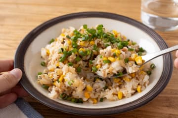 バター醤油でおいしさ倍増！「焼きもろこし鶏ごはん」の作り方