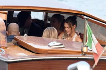 ディカプリオの恋人、ベゾス結婚パーティーでドレスが裂けたと明かす