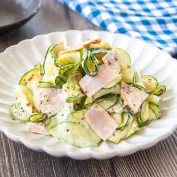 【ズッキーニってこんなおいしかったっけ？】「つまみ食いが止まらない...」「リピート確定だわ」ズッキーニとハムの簡単副菜レシピ
