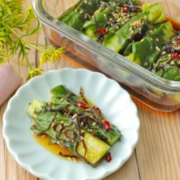 【きゅうりと大葉をコレに漬けてみて】「夏はずっと食べてる」「この味付けはヤバい」きゅうりの簡単副菜レシピ