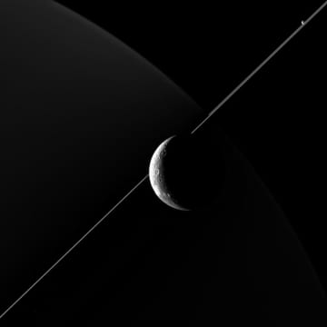 限りなく線！な土星の環と衛星ディオネ　カッシーニが撮影