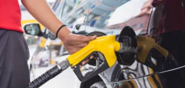 ガソリンスタンドのノズルの色ごとの意味とは　実は法律で定められていた
