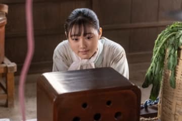 『あんぱん』“メイコ”原菜乃華、ラジオに聞き入る姿に反響「フラグかな？」「気になる！」