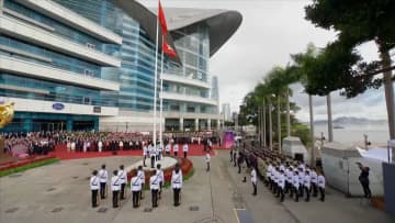 中国本土に消費流出「北上消費」で景気低迷　子育て世代の海外移住も続く　香港返還28年