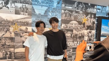 三笘薫が古巣訪問→同い年選手とさわやか2ショット「雰囲気似てる」「共演見てみたい」