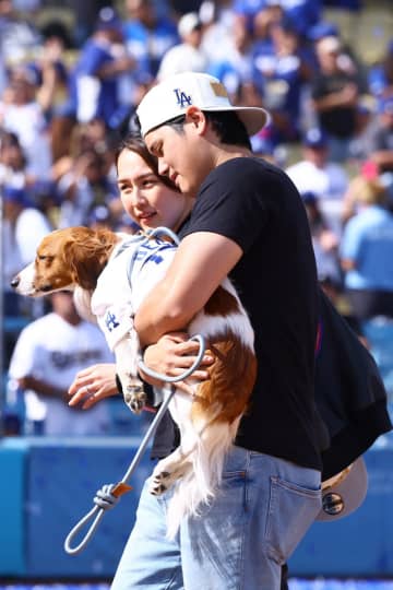 大谷翔平がデコピンの貴重ショットを大サービス「キュート過ぎる」「最高の暑中見舞い」