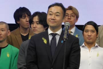鈴木法相が吉本芸人に囲まれ刺激「ホントすごい」「社会が明るくなる感じ」