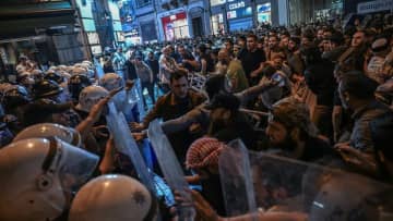 トルコ警察、風刺画家４人を拘束　預言者ムハンマド描き抗議運動刺激か