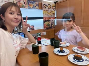 はんにゃ.川島の妻、娘と訪れた『くら寿司』でGETしたコラボ品「シャリハーフにしてお皿の枚数を増やし」