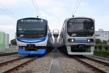 ついに登場！りんかい線の新型車両「71-000形」お披露目、先代の去就は？