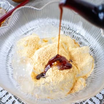 【わらび餅が秒で完成！？】「この夏100回は作る気する！」うちにある3つの材料で本物そっくりのぷるもち感できた！