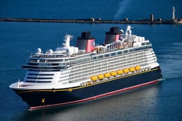 米ディズニークルーズ船から子どもが転落。父親が海に飛び込み、親子ともに救助される