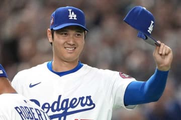大谷を“守った男”が王様に？　敵地で生まれた奇跡の1枚に反響「絶妙なタイミング」「英雄だ」