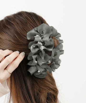 「髪まとめたいけどアレンジが苦手」→【3COINS】へ！ 簡単にこなれる「優秀ヘアアクセ」