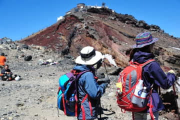 いよいよ富士山が山開き！2025年から「通行料」「入山料」は一律4000円で新ルールに