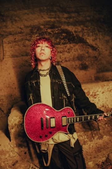 超人気ギタリストが14歳少女に「キレイだね」DMやり取りで一発解雇　“莫大違約金”発生の可能性も