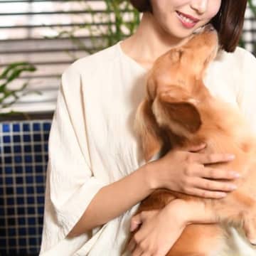『飼い主のことが大好きすぎる犬』がみせるサイン6選　愛情深いワンコがよくする行動まで