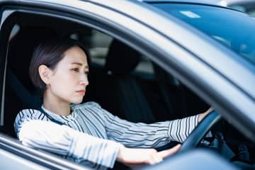 『車の運転でイライラしやすい人』の共通点5選　冷静であるべき理由とムカついた時の対処法