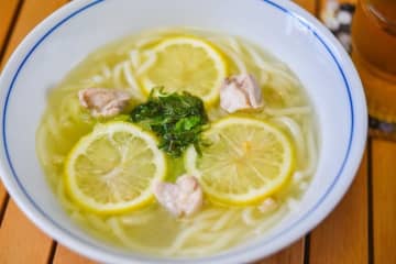 料理研究家リュウジ『鶏レモン冷やしうどん』キッチンバサミ使用で包丁不要、電子レンジで完成！「晩御飯決まりました♡」「めっちゃ手軽でうまそう！」の声