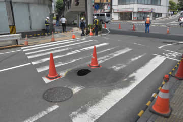 水戸の国道50号交差点　横断歩道の一部陥没　下水道管破損原因か　茨城