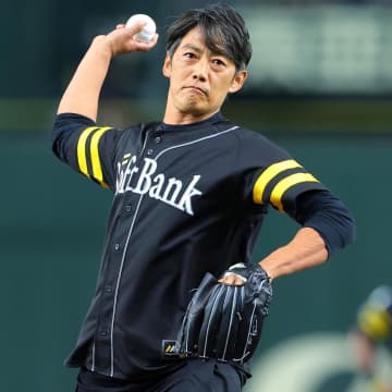 「51歳ってまじで!?」東京Ｄでノーバン始球式を披露した“大物イケメン俳優”に絶賛の嵐！「かっけえええええ」「鬼塚先生！」